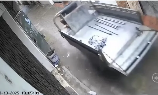 Clip: Thương tâm học sinh lớp 5 ở Hà Nội bị xe 3 bánh lao trong ngõ tông tử vong