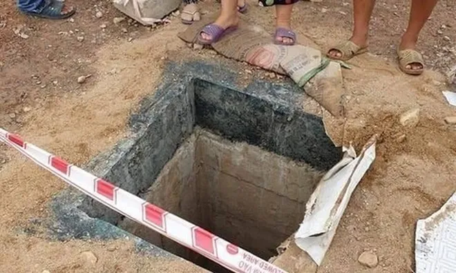 Nghẹt thở giải cứu bé gái rơi xuống cống sâu hun hút