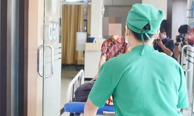 Bệnh nhân nam dọa nạt, tạt nước tiểu vào nữ y tá kèm lời đe dọa rợn người