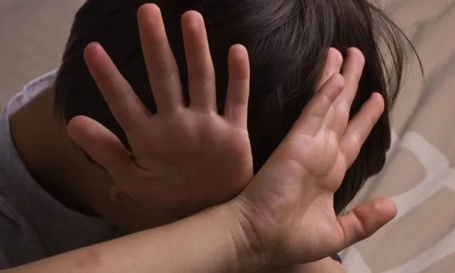 Nữ bảo mẫu bạo hành véo, đánh và giật tóc 23 trẻ nhỏ trong nhà trẻ