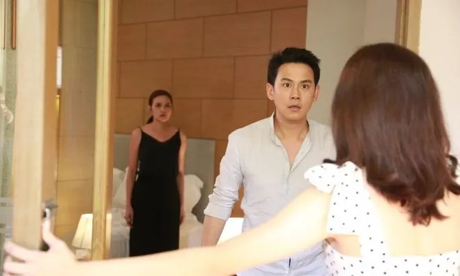 Đưa đối tác về khách sạn, vợ gục ngã bắt quả tang chồng đang ôm nhân tình trong thang máy