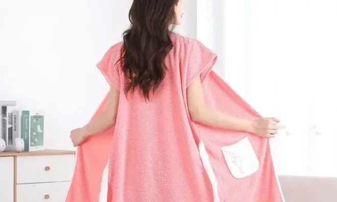 Hạnh phúc vì vợ cũ muốn tái hôn, lúc vợ quấn khăn từ phòng tắm bước ra, chồng tái mặt bỏ chạy
