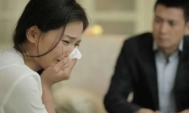 Phát hiện dấu vết kì lạ áo, vợ cay đắng với bộ mặt thật trơ trẽn của chồng với vẻ ngoài hoàn hảo