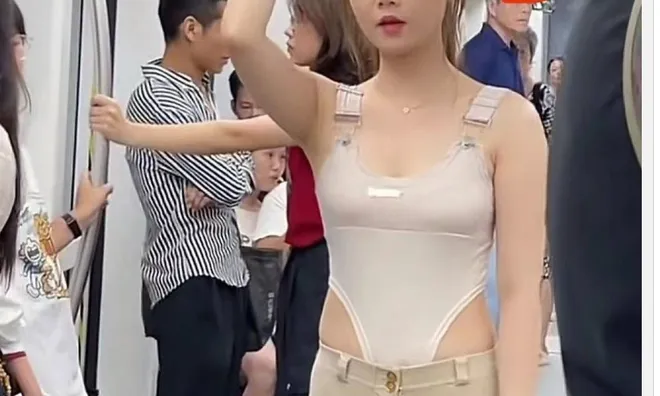 Cô gái xinh như hot girl vô tư diện đồ nhạy cảm trên tàu khiến ai nấy đỏ mặt