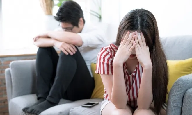 Bắt quả tang vợ bầu trên giường với người yêu cũ, nghe lời giải thích, chồng chua xót lặng lẽ bước đi