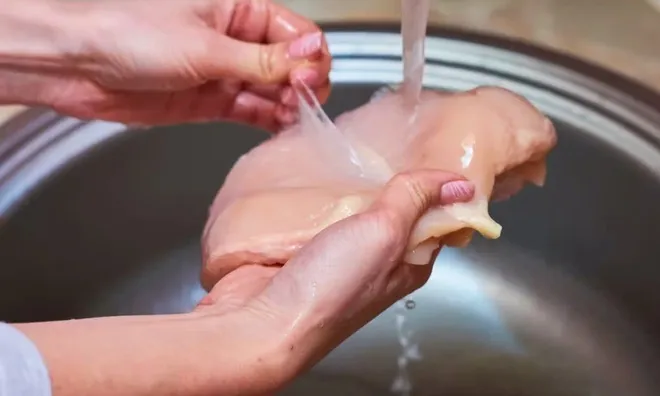 Sai lầm tai hại mà rất nhiều người mắc phải khi rửa thịt gà khiến cả nhà dễ ngộ độc, biết ngay để thay đổi