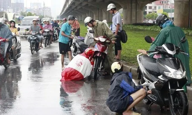Từ nay: Dừng xe mặc áo mưa giữa đường có thể bị phạt tới 5 triệu đồng, trường hợp nào sẽ bị phạt nặng?