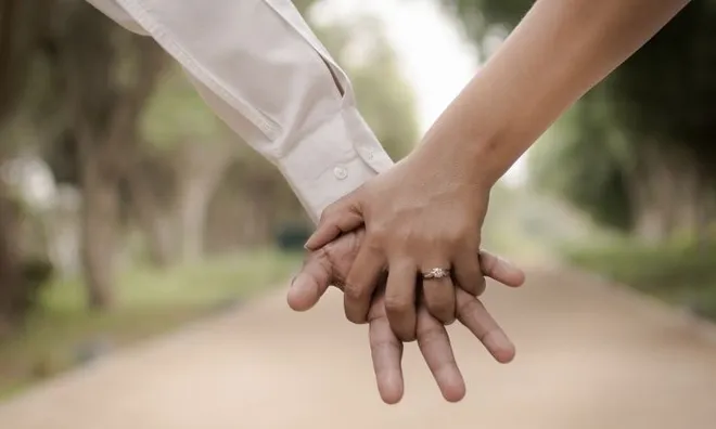Kết hôn 10 năm rồi mới phát hiện điều chồng âm thầm làm cả chục năm ở bên ngoài, tôi không thể tin vào mắt mình