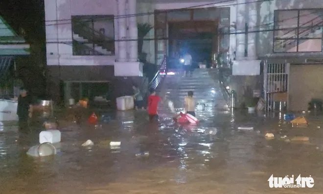 Nghệ An: Chùm ảnh người dân trắng đêm chạy lũ do ảnh hưởng từ cơn bão số 3