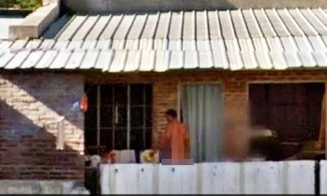 Đang đứng khỏa thân trong nhà mình thì bị xe gắn camera Google ghi lại, thẩm phán nhận định 1 câu xanh rờn khiến người đàn ông "quay xe" và cái kết bất ngờ