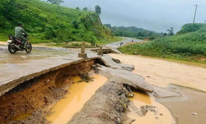 Bất chấp cảnh báo, 4 thanh niên lái ôtô vượt cầu tràn ngập nước bị cuốn trôi
