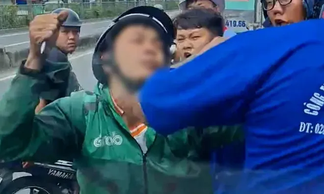 Người mặc áo xe ôm công nghệ chặn xe tải, đập kính ở TP.HCM là ai?