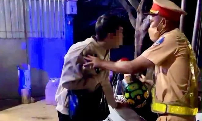 Cảnh sát giao thông dùng xe đặc chủng đưa người bị đau tim đi cấp cứu kịp thời