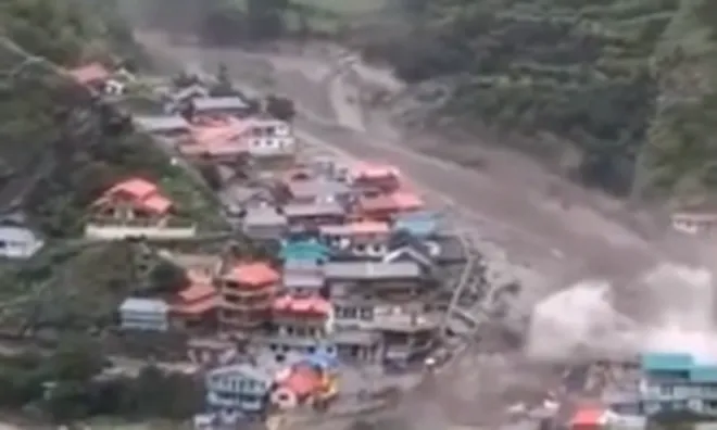 Clip: Kinh hoàng khoảnh khắc lũ quét nhấn chìm ngôi làng, 4 người thiệt mạng, hàng trăm người mắc kẹt