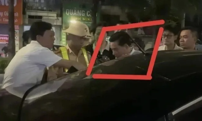 Phó Giám đốc ở Quảng Ninh lái xe gây tai nạn có nồng độ cồn kịch khung: Cố thủ nhiều giờ trong xe "né" kiểm tra