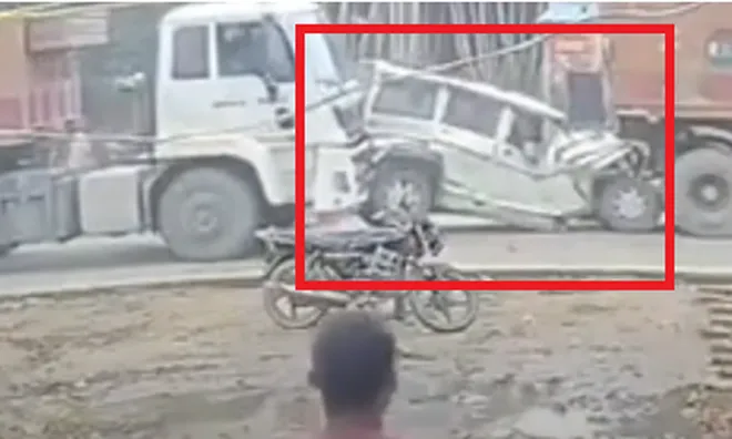 SUV bị kẹp chặt giữa 2 xe đầu kéo, bẹp rúm đến mức không thể nhận ra hình dạng ban đầu, khiến người xem rùng mình