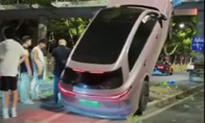 SUV hạng sang "leo cây" trong tư thế kỳ quặc, người có cú bẻ lái "thần sầu" là nữ giới