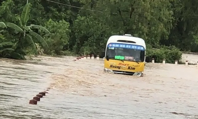 Lý do bất ngờ khiến tài xế xe buýt "thông chốt" lao vào dòng nước xiết