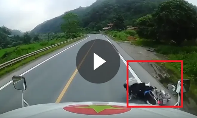 Clip: Cô gái đi xe máy ngã lao vào đầu xe container sau cú vượt ẩu kinh hoàng