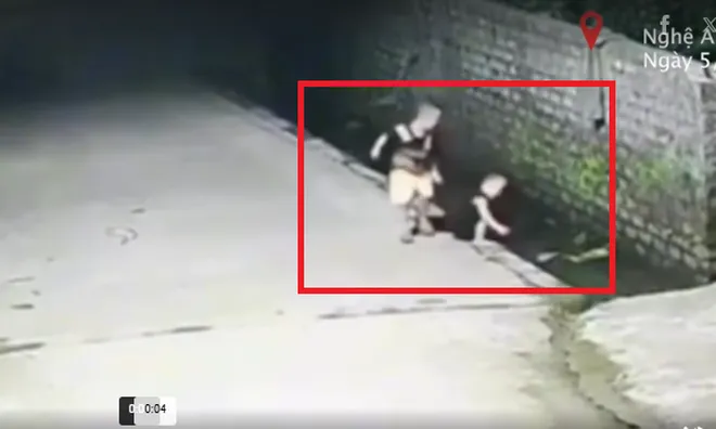 Thót tim 48 giây kinh hoàng khi bé 2 tuổi rơi xuống mương nước thải sâu hơn một mét, phản ứng của anh họ 4 tuổi cực đáng khen
