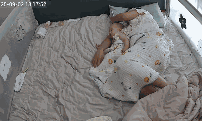 Khoảnh khắc giản dị nhưng chan chứa tình mẫu tử: Em bé thiu thiu ngủ vẫn tìm vòng tay mẹ