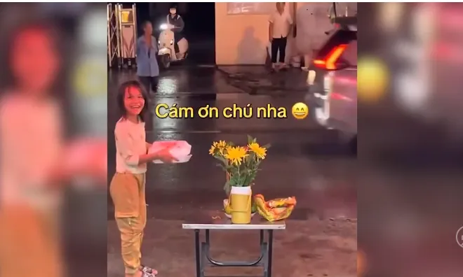 Cô bé khoảng 10 tuổi lễ phép xin đồ cúng rằm tháng Bảy trước một cửa hàng điện thoại khiến ai cũng cảm thán