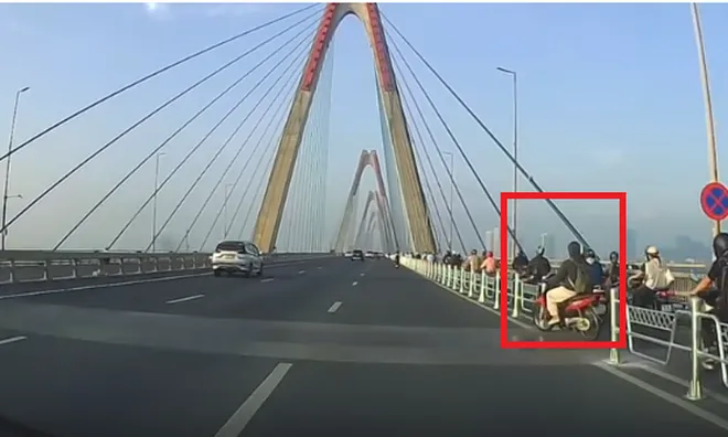 Cận cảnh khoảnh khắc xe máy "xé rào" trên cầu Nhật Tân khiến tài xế ô tô thót tim, bẻ lái gấp