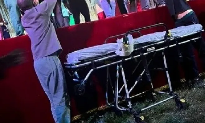 Hãi hùng: Nữ nghệ sĩ xiếc đang biểu diễn thăng hoa trên dây treo cao thì ngã nhào xuống đất, sức khỏe đáng lo ngại
