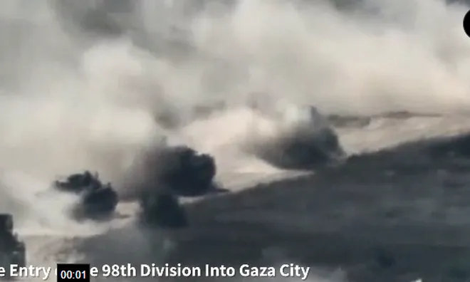 Clip: Xe tăng Israel rầm rập tiến vào Thành phố Gaza