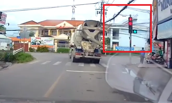 Clip: Cận cảnh xe bồn vượt đèn đỏ ở TP HCM khiến nhiều người bức xúc
