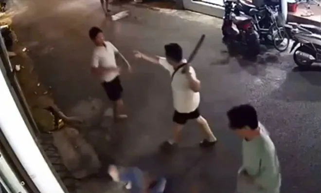 Danh tính hai thanh niên cầm gậy đuổi đánh người đàn ông ở TPHCM