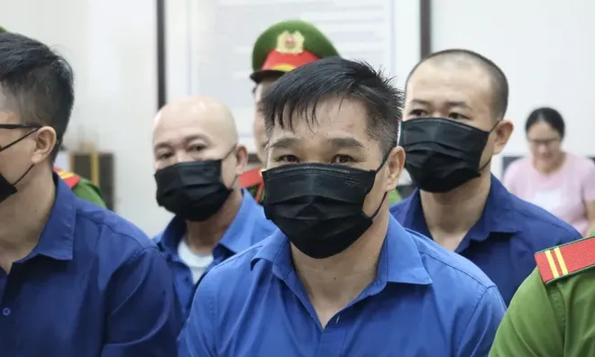 Chùm ảnh: Trùm giang hồ Bình "Kiểm" và đồng phạm bị dẫn giải tới toà trong vòng vây an ninh nghiêm ngặt