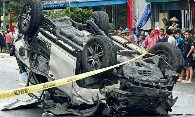 Clip: Hãi hùng khoảnh khắc Fortuner lao như tên bắn giữa trời mưa, lộn vài vòng rồi lật ngửa giữa đường, báo hại 1 người đi xe máy tử vong