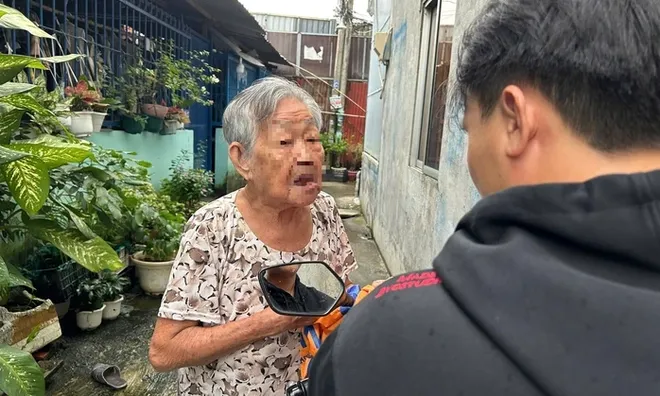 Người phụ nữ rải "bột lạ" xuống đường ở TPHCM: Người thân nói gì?