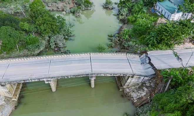 Sập gãy đường dẫn lên cầu Tát Luông ở Tuyên Quang, hình ảnh từ hiện trường khiến ai nấy bàng hoàng