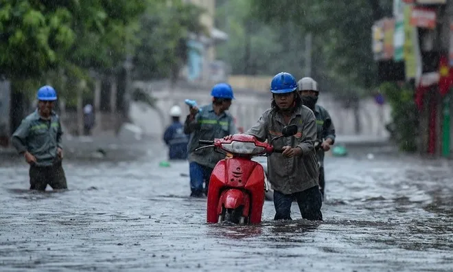 Hà Nội: Hình ảnh người dân đang chật vật "bơi" qua nhiều cung đường sáng sớm 7/10