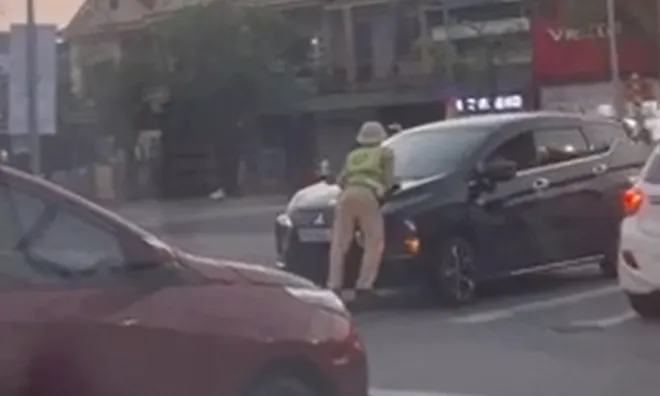 Clip: Hãi hùng khoảnh khắc cảnh sát giao thông bị hất lên capo ô tô lao vun vút trên đường