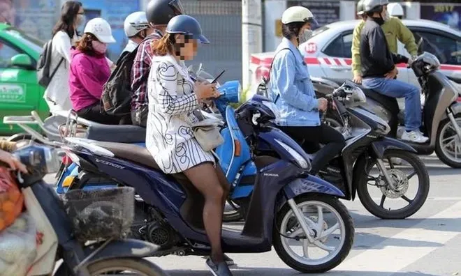 Thông tin "dùng điện thoại khi dừng chờ đèn đỏ sẽ bị phạt": Cục CSGT lên tiếng