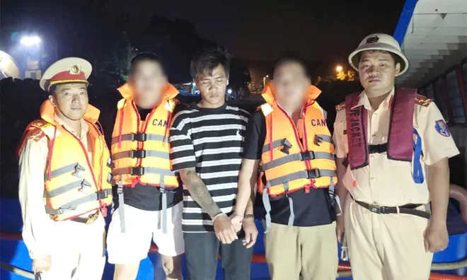Công an bắt giữ đối tượng Nguyễn Văn Lâm khi lẩn trốn trên sà lan