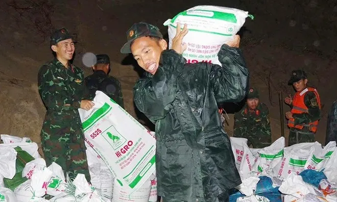 Hơn 500 cán bộ, chiến sĩ đã hành quân trong đêm, đến hỗ trợ người dân khẩn cấp