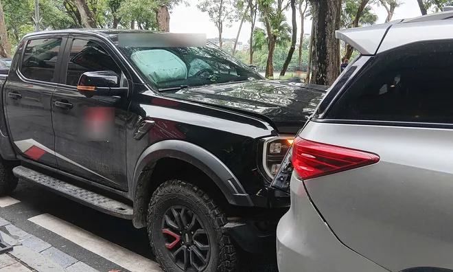 Nam bảo vệ lái xe vào chỗ đỗ thì bất ngờ đâm vào 3 ô tô đang dừng và 1 xe máy: Điều ám ảnh tại hiện trường