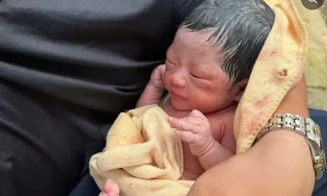 Tiếng khóc liên hồi ở trong bãi cỏ hé lộ chuyện đau xé lòng