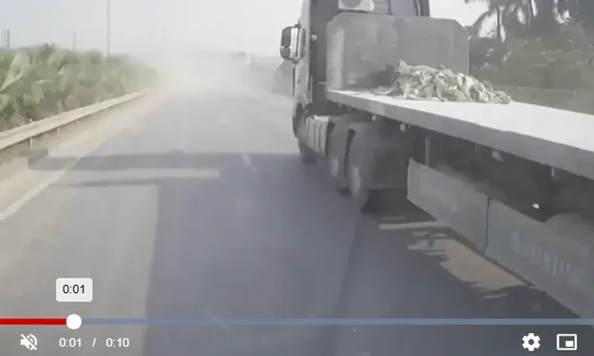 Clip: Xe khách tông thẳng xe hút rác trên cao tốc, hiện trường mịt mù ám ảnh