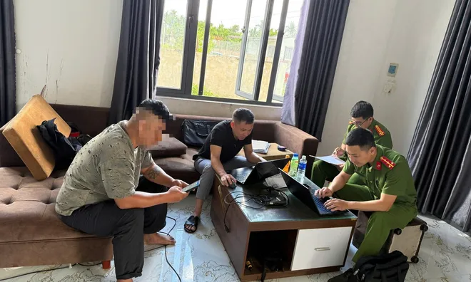 Vụ cha xích chân con trong căn phòng bẩn thỉu, ngập rác: Người cha tiết lộ lý do bất ngờ