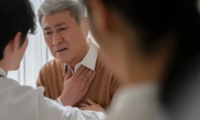 Nghĩ đến khoảnh khắc chạm mặt bố chồng ngày hôm đó, tôi vẫn thấy hai má mình nóng ran