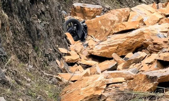 Nhân chứng kể khoảnh khắc đau thương khi hàng nghìn m3 đất đá đổ ập xuống Quốc lộ 6, vùi lấp người đi đường