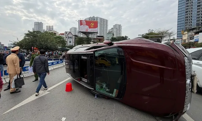 Thông tin bất ngờ về tài xế lái Santa Fe lật nghiêng giữa đường ở Hà Nội