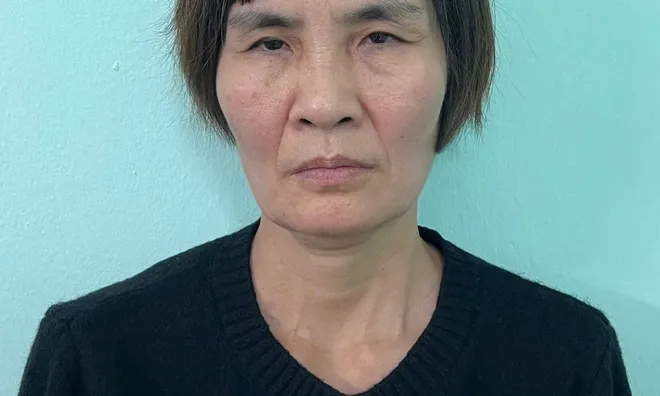 Tạm giữ hình sự Phương Thị Nga - người bắt nữ sinh ở Hà Nội quỳ xin lại gói hàng