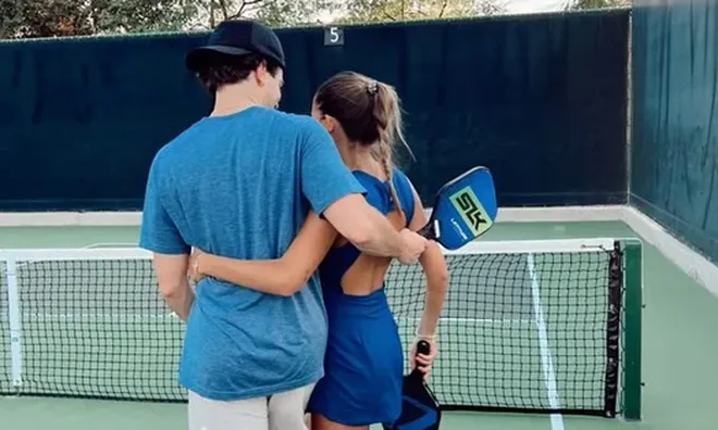 Lần đầu tiên xin nghỉ làm đến sân pickleball nơi vợ hay tập, tôi chôn chân trước hành động không né tránh của vợ với cái ôm eo của người đàn ông lạ
