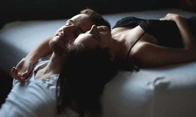 Lên giường với bạn nữ học cùng lớp cấp 3 trong lần họp lớp đầy hơi men, tôi chếnh choáng với điều cô ấy nói khi rời đi